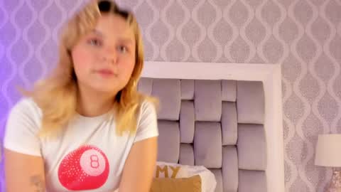 Sara online show from 03/11/25, 03:37