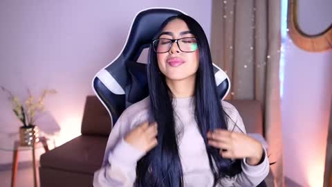 Snapshot of sara_albrecht chatting on 12/27/24, 12:34 Sara  online show from 12/27/24, 12:34