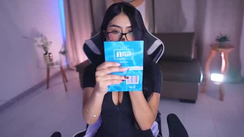 Snapshot of sara_albrecht chatting on 03/04/25, 12:55 Sara  online show from 03/04/25, 12:55