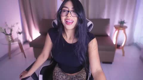 Snapshot of sara_albrecht chatting on 03/11/25, 12:39 Sara  online show from 03/11/25, 12:39