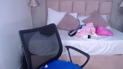 Snapshot of sara_angeelss chatting on 05/27/26, 05:37 Sara... online show from 05/27/26, 05:37