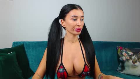 Im Sara I am happy to be here  online show from 10/10/25, 05:01