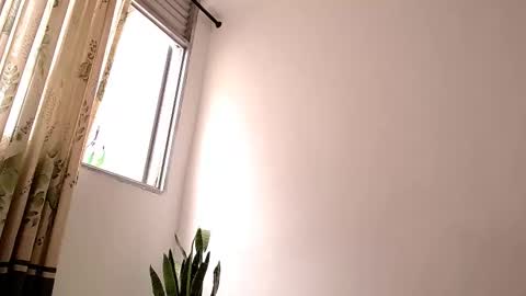 sara_johnson__ online show from 10/01/25, 05:41