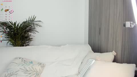 Snapshot of sara_kim_ chatting on 12/23/24, 02:24 Sara new account give me thomb up Follow me help me reach 15k followers again online show from 12/23/24, 02:24