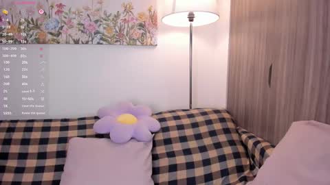 Snapshot of sara_kim_ chatting on 01/14/26, 10:14 Sara new account give me thomb up Follow me help me reach 15k followers again online show from 01/14/26, 10:14