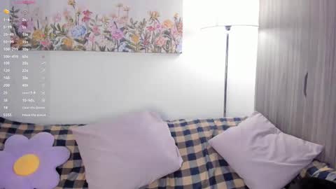 Snapshot of sara_kim_ chatting on 02/26/26, 01:15 Sara new account give me thomb up Follow me help me reach 15k followers again online show from 02/26/26, 01:15