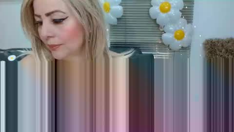 Snapshot of sara_naughtyw chatting on 01/06/25, 06:20 katiasupreme online show from 01/06/25, 06:20