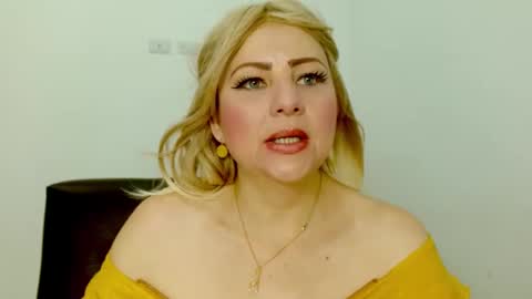 Snapshot of sara_naughtyw chatting on 01/19/25, 12:17 katiasupreme online show from 01/19/25, 12:17