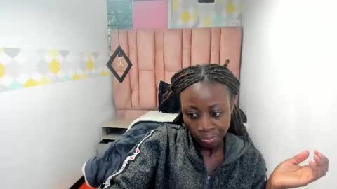 Snapshot of sara_naugty chatting on 09/29/25, 12:32 S A R A online show from 09/29/25, 12:32