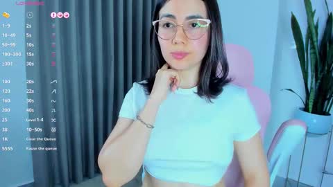 Snapshot of sara_ospina22 chatting on 03/25/26, 09:54 Sara online show from 03/25/26, 09:54