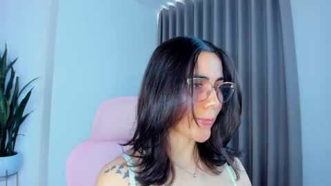 Snapshot of sara_ospina22 chatting on 04/30/26, 08:37 Sara online show from 04/30/26, 08:37