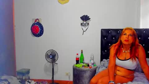 Snapshot of sara_parker__ chatting on 10/26/25, 04:35 Sara Parker online show from 10/26/25, 04:35