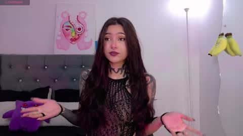 Snapshot of sara_queen9 chatting on 10/27/25, 05:06 Sara online show from 10/27/25, 05:06