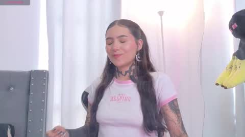 Snapshot of sara_queen9 chatting on 12/02/25, 06:03 Sara online show from 12/02/25, 06:03