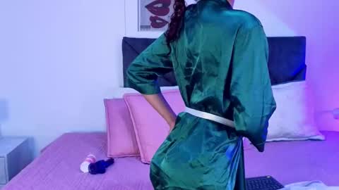 sara  online show from 09/18/25, 02:08