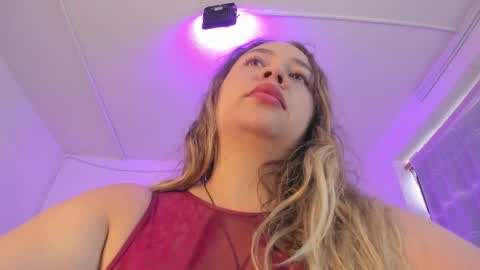 Snapshot of sara_star_ chatting on 10/22/25, 01:11 sara online show from 10/22/25, 01:11