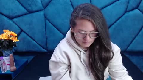 sara_thonson_ online show from 01/25/25, 03:40