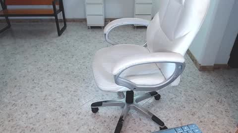 Snapshot of sara_y_rauw chatting on 12/15/24, 01:02 Sara online show from 12/15/24, 01:02