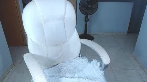 Snapshot of sara_y_rauw chatting on 10/14/25, 05:58 Sara online show from 10/14/25, 05:58