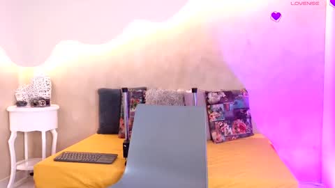 saraaguzman online show from 10/09/25, 07:56