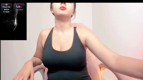 Snapshot of sarah_angelll chatting on 09/18/25, 10:01 sarah online show from 09/18/25, 10:01