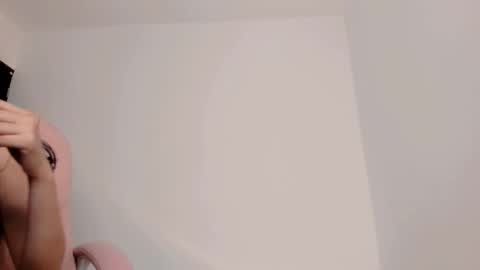 Snapshot of sarah_angelll chatting on 12/03/25, 11:25 sarah online show from 12/03/25, 11:25