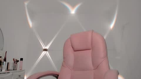 Snapshot of sarah_angelll chatting on 12/17/25, 06:36 sarah online show from 12/17/25, 06:36