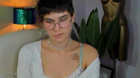 Snapshot of sarah_desire01 chatting on 10/02/25, 02:46 Sarah online show from 10/02/25, 02:46