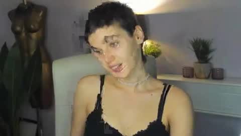 Snapshot of sarah_desire01 chatting on 10/19/25, 01:45 Sarah online show from 10/19/25, 01:45