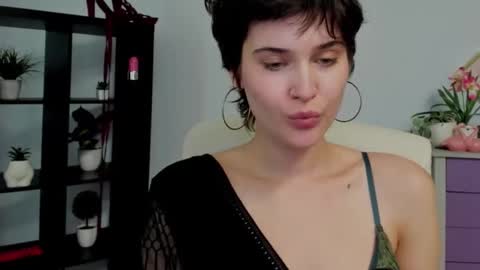 Snapshot of sarah_desire01 chatting on 05/10/26, 01:49 Sarah online show from 05/10/26, 01:49
