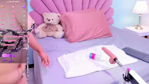 Snapshot of sarah_gold_1 chatting on 12/22/24, 03:33 Sarah online show from 12/22/24, 03:33