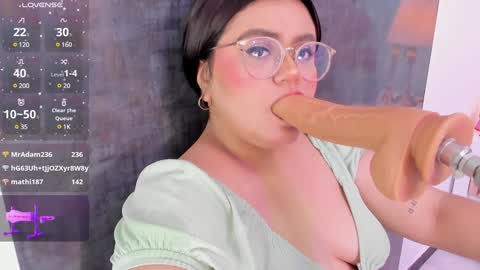 Snapshot of sarah_gold_1 chatting on 01/12/25, 03:17 Sarah online show from 01/12/25, 03:17