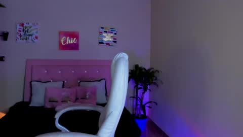 Sarah Ramirez online show from 02/14/25, 02:54