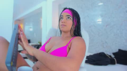 Snapshot of sarah_sanz chatting on 10/18/25, 12:17 sarah online show from 10/18/25, 12:17