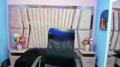 Snapshot of sarah_sweett_ chatting on 10/17/25, 01:46 Sarah online show from 10/17/25, 01:46