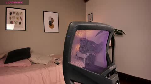 Snapshot of sarah_volkov chatting on 12/04/24, 11:24 online show from 12/04/24, 11:24