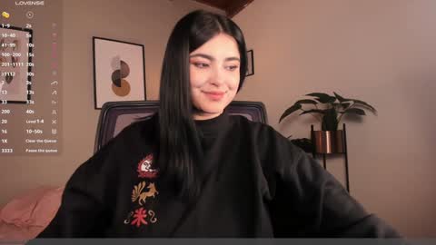 Snapshot of sarah_volkov chatting on 12/06/24, 11:47 online show from 12/06/24, 11:47