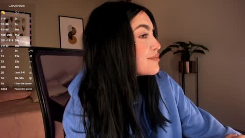 Snapshot of sarah_volkov chatting on 12/12/24, 09:15 online show from 12/12/24, 09:15