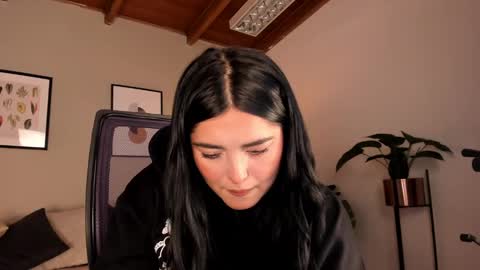 Snapshot of sarah_volkov chatting on 12/13/24, 10:13 online show from 12/13/24, 10:13