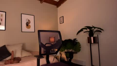 Snapshot of sarah_volkov chatting on 12/14/24, 01:17 online show from 12/14/24, 01:17