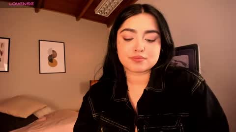 Snapshot of sarah_volkov chatting on 12/15/24, 01:02 online show from 12/15/24, 01:02