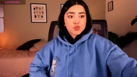 Snapshot of sarah_volkov chatting on 12/15/24, 04:48 online show from 12/15/24, 04:48