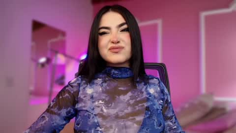 Snapshot of sarah_volkov chatting on 01/17/25, 04:39 online show from 01/17/25, 04:39