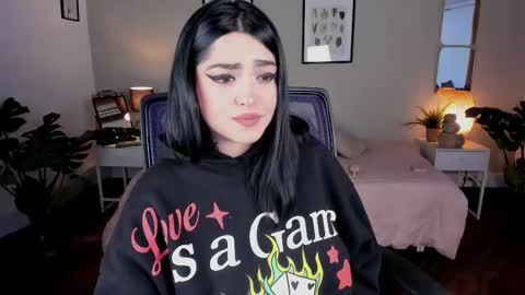 Snapshot of sarah_volkov chatting on 02/24/25, 08:03 online show from 02/24/25, 08:03