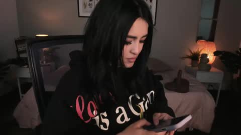 Snapshot of sarah_volkov chatting on 02/24/25, 11:09 online show from 02/24/25, 11:09