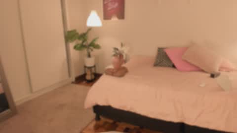 Snapshot of sarah_volkov chatting on 09/11/25, 05:18 online show from 09/11/25, 05:18