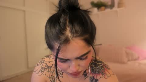 Snapshot of sarah_volkov chatting on 10/15/25, 05:29 online show from 10/15/25, 05:29