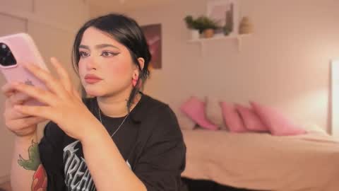 Snapshot of sarah_volkov chatting on 10/28/25, 05:11 online show from 10/28/25, 05:11