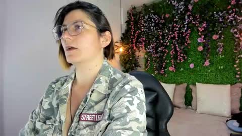 Sarah Deyvis online show from 12/15/25, 10:52