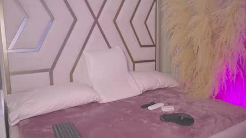 Snapshot of sarahgrey18 chatting on 03/25/26, 01:39 Sarah online show from 03/25/26, 01:39